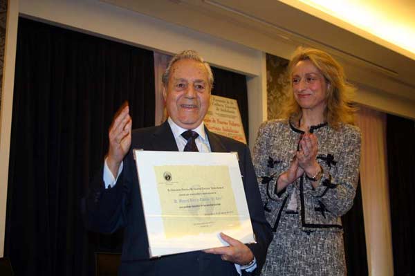 El vetarano Miguel Báez 'Litri' recibió emocionado la distinción. (FOTO: TorosComunicacion).