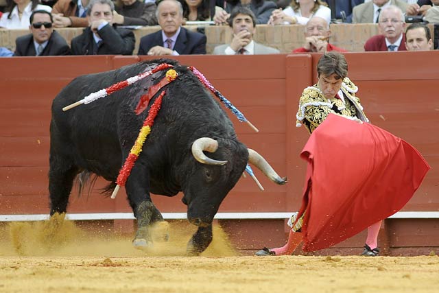 Barrera por bajo. Detrás, César Rincón, Ramón Valencia y Victorino Martín hijo y padre.