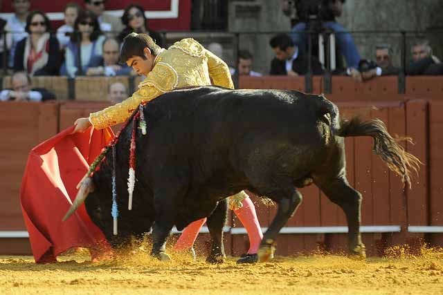 Casares, iniciando un pase de pecho al primero.