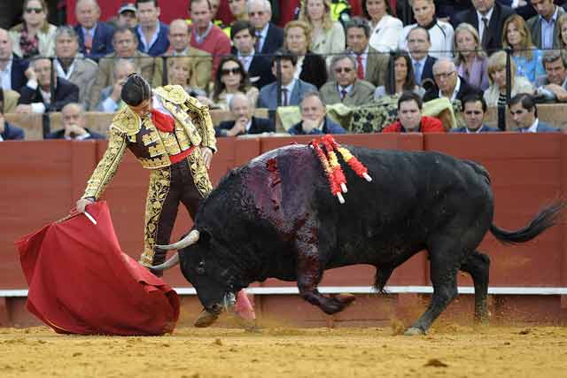 Morante de la Puebla empapa con la muleta al primero.