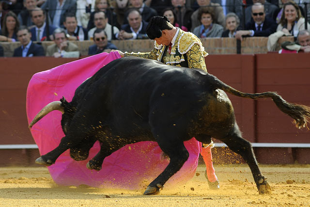 Diego Urdiales intenta meter en el capote al primero.