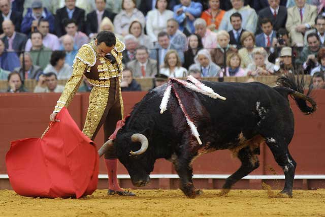 Buen muletazo de El Cid en su primera faena de muleta.