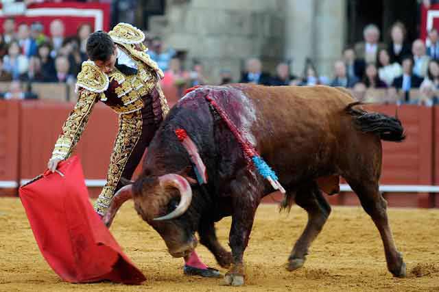 Gran derechazo de Manzanares. (FOTO: Matito)