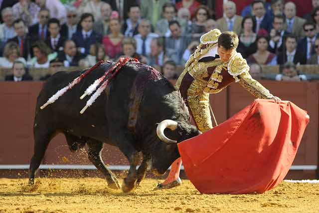 Cadencia en el capote de El Juli al recibir al primero.