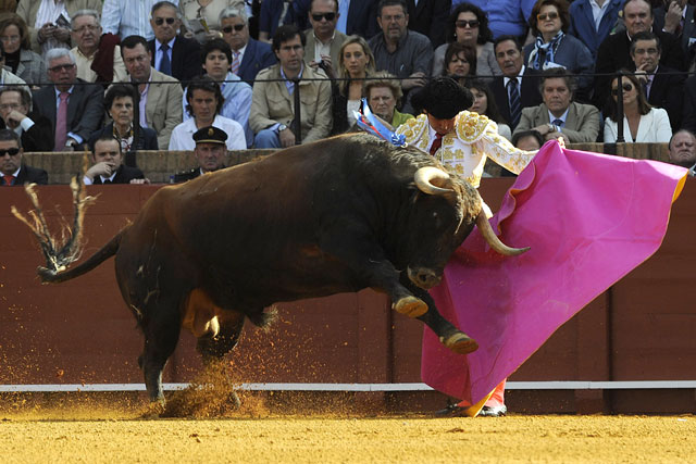 Salvador Vega lancenado de capa al primero: ¡bieeeenn! (FOTO: Matito)