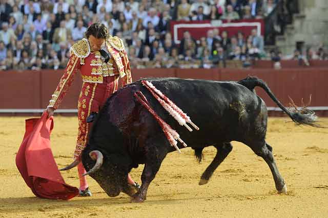 El cuerpo de Julio, relajado y desmayado.