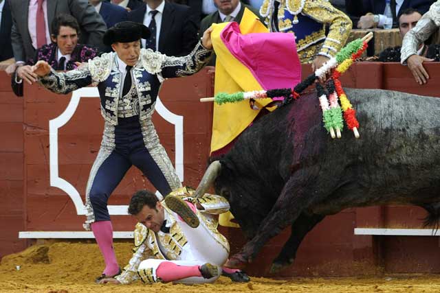 El toro de Victorino lo tiene a su merced durante algunos segundos.