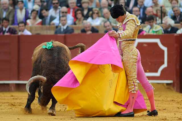 Luque anduvo bien con el capote, tanto en quites como en los recibos