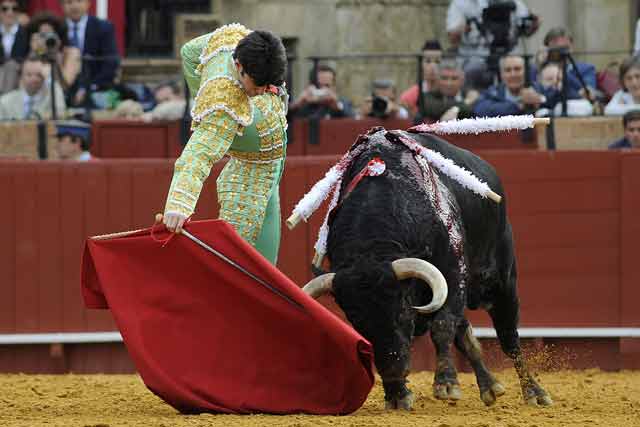 Alejandro Talavante inicia el trasteo a su primero.