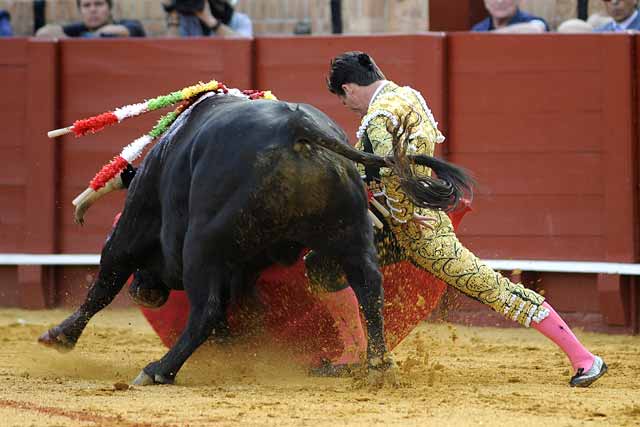 El inicio de faena del torero riojano, debutante hoy.