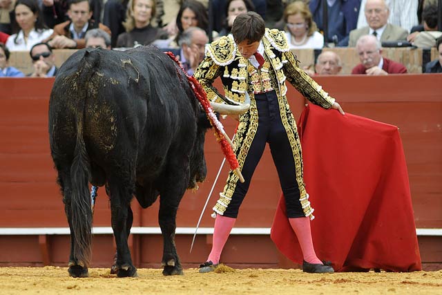 El sevillano, descarándose con el de El Torreón.