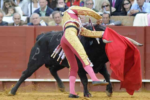 Mató a sus dos toros con eficaces volapiés