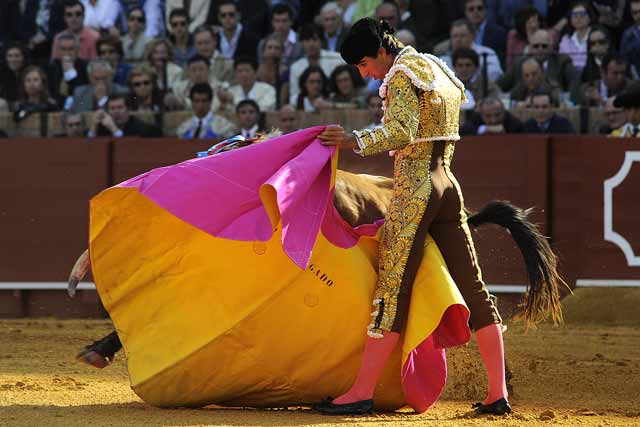 Miguel Ángel Delgado lance al segundo.