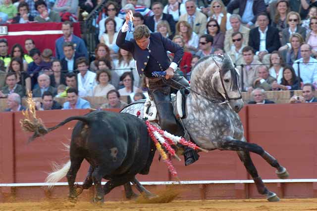 Con la rueda de banderillas cortas.