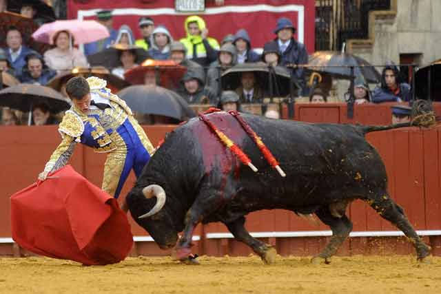 Alargando la embestida del bravo astado de El Ventorrillo.