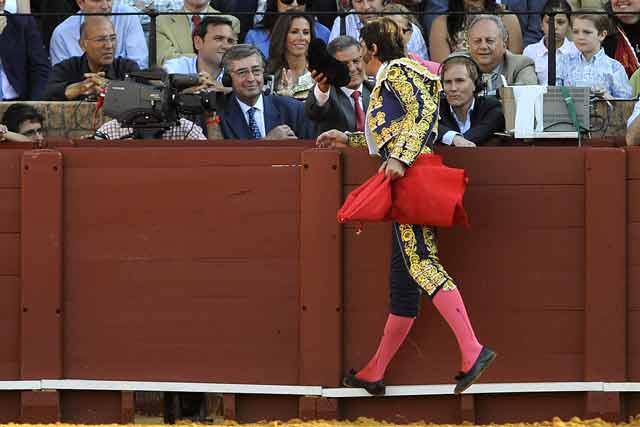 Ayer y hoy de la miurada. Ruiz Miguel recibe el brindis de Padilla.