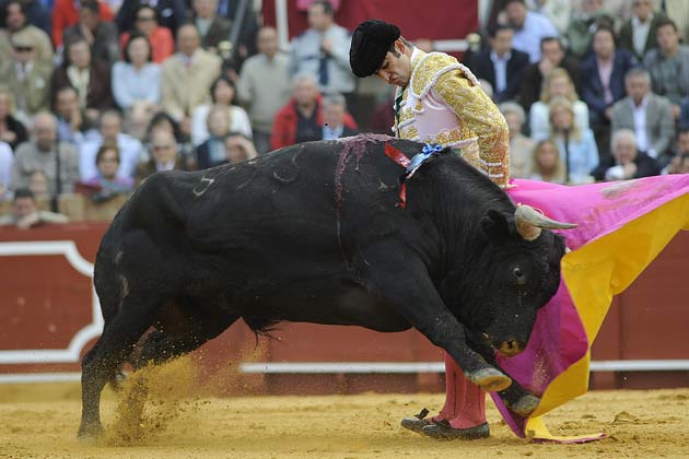 Remate de capote de Arturo Macías.