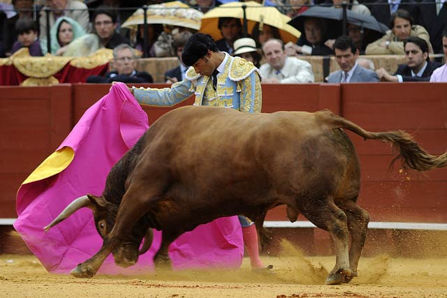 Bolívar lancea de capote al segundo.