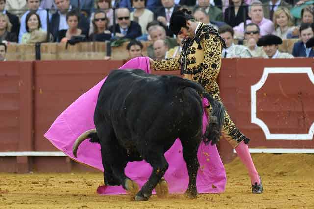 Morante se abre de capote con el segundo de la tarde.