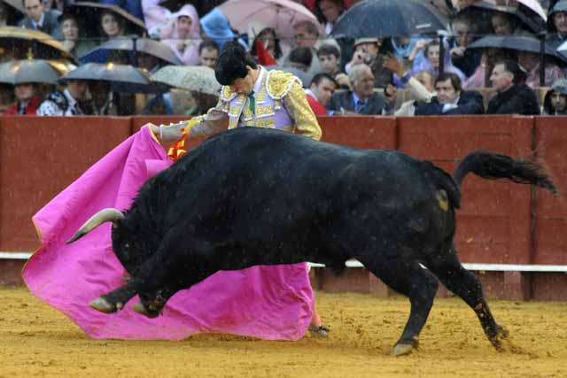 Alejandro Talavante lancea con el capote de salida a su primero