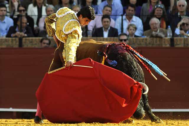 El sevillano alarga la mano derecha.