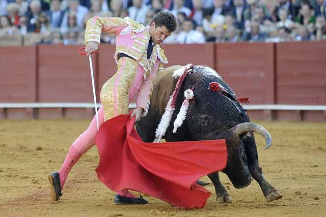 El sevillano Daniel Luque con el tercero de Jandilla.