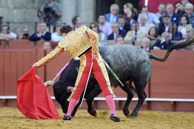 Rafaelillo tuvo que tragar tela con su primer toro.