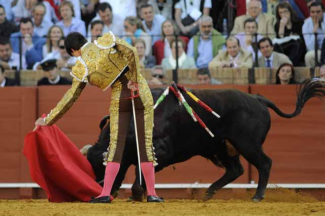 La verticalidad del toreo del sevillano Esaú Fernández.