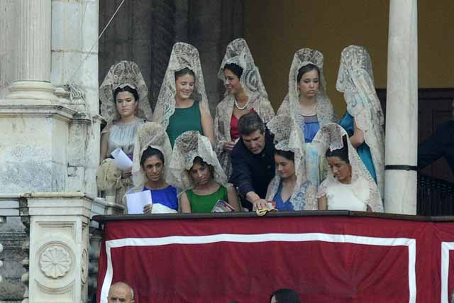 Secando la baranda del palco de mujeres maestrantes con mantillas. (FOTO: Matito)