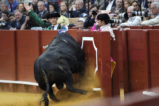 El tercero se dio un topetazo al rematar en el burladero.