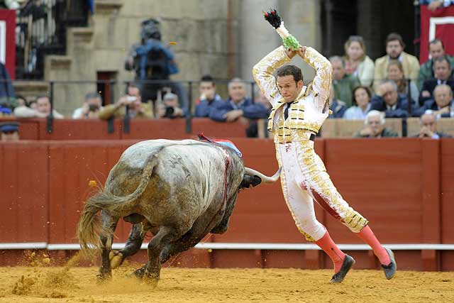 Antonio Ferrera brilló con los palos. Un par al cuarto del festejo.