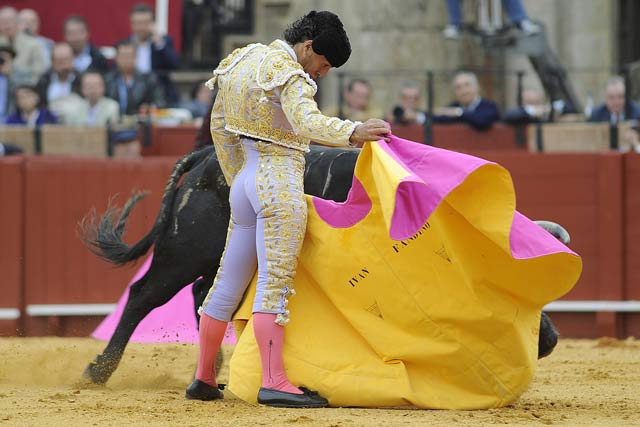 Iván Fandiño se abre con el capote en el tercero.