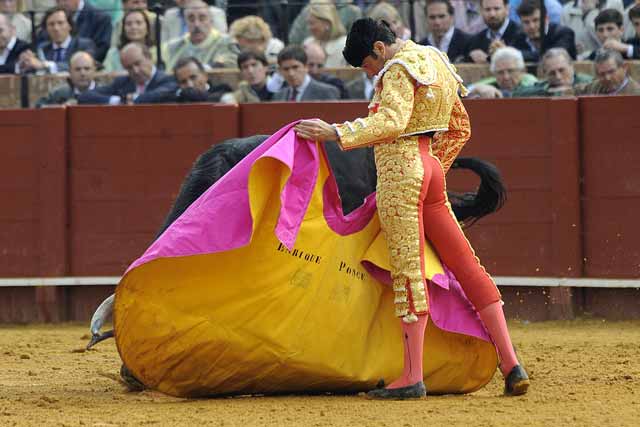 Ponce, que tuvo que parar cuatro toros, estirándose con el cuarto bis.