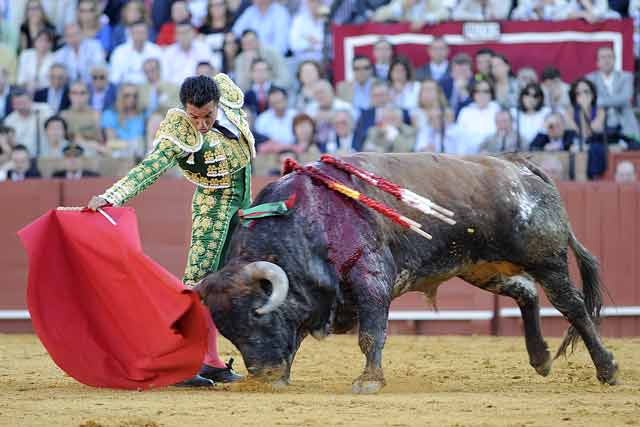 La maestría del de Fuenlabrada terminó por meter al toro en el canasto.