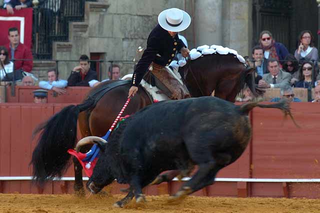 Ventura encela con la banderola al de Bohórquez.