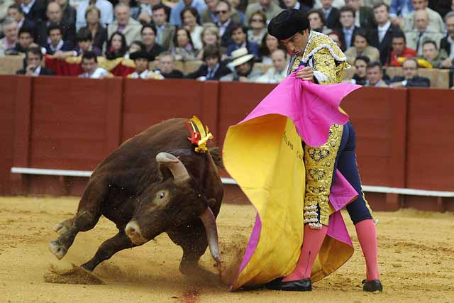 Salvador Cortés se abre de capa ante el tercero.