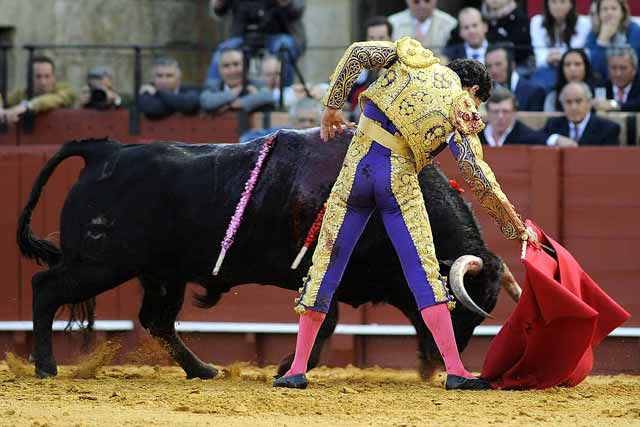 Toreo de mano baja con un toro que nunca fu fácil.