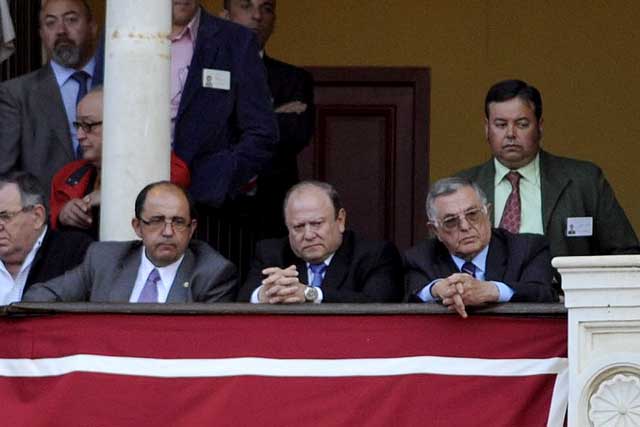 El presidente Julián Salguero, y su asesor, el fotógrafo Martín Cartaya, debutan en corrida. (FOTO: Matito)