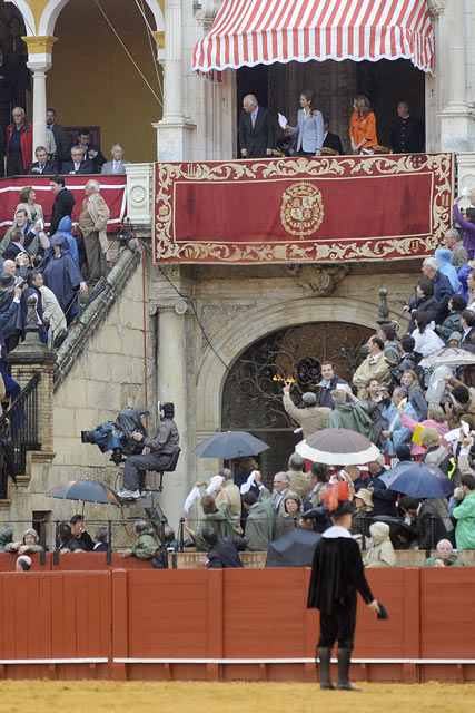 La Infanta Elena sigue pidiendo la segunda oreja, con el toro ya arrastrado.