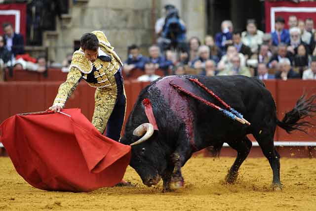 Largo y profundo el derechazo.