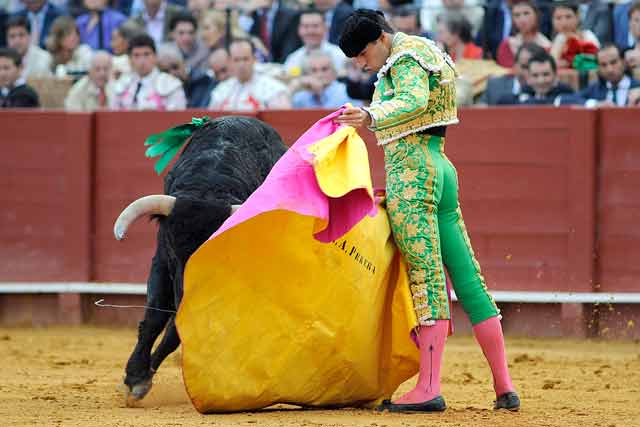 Poderoso pase de pecho del diestro extremeño.