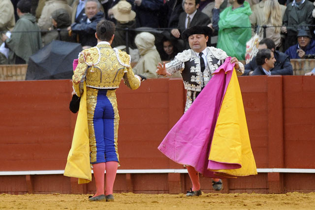 Se pidieron con clamor las dos orejas y se concedió sólo una: El Juli la entregó y no la paseó.