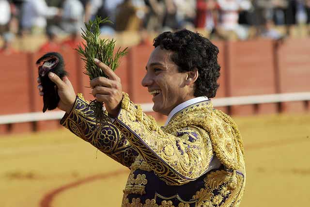 Otro torerillo de Camas que enciende pasiones y pasea romero.