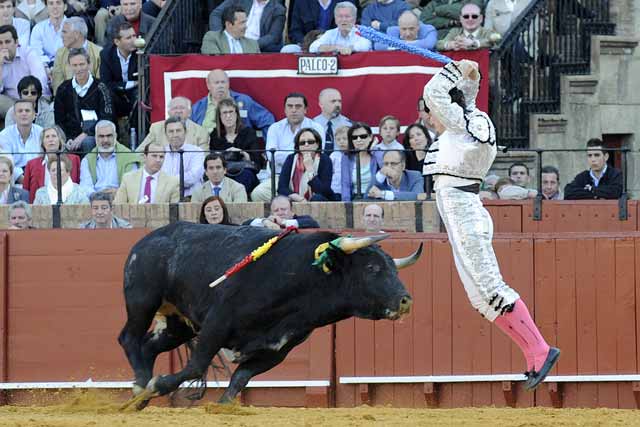 Perico, tercero de Casares, banderilleando al cuarto.