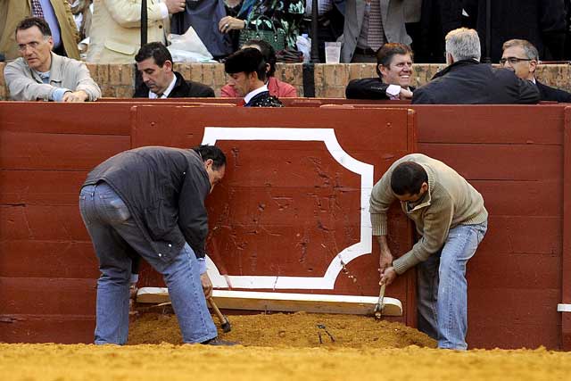 Los carpinteros de la plaza, tan eficaces como meticulosos en su tarea. (FOTO: Matito)