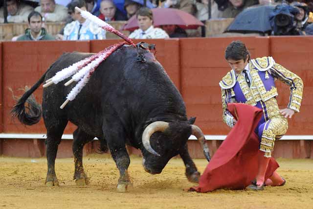 Sebastián Castella se pasa por bajo al toro en el inicio de faena al segundo.