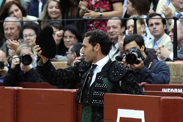 Luis Mariscal corresponde con un saludo a la gran ovación.