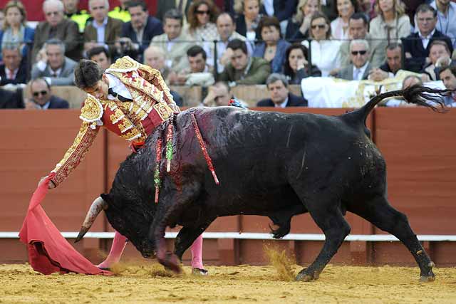 Turno del otro sevillano del cartel Antonio Nazare.