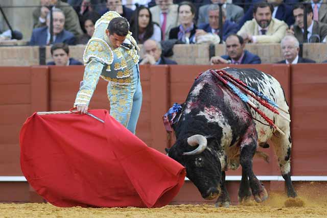 Gustándose por la zurda.