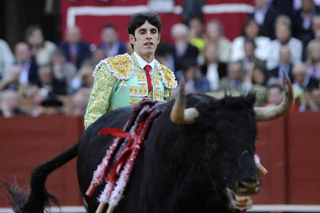 Talavante se desilusiona ante el manso quinto que huyó a toriles.